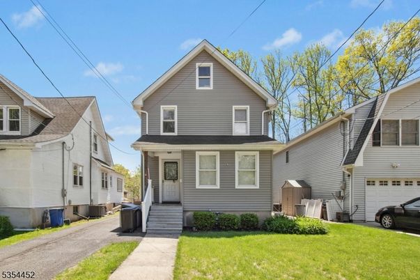 Attached, Exterior, Facade, Queen Anne Victorian