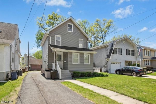 Attached, Exterior, Facade, Queen Anne Victorian