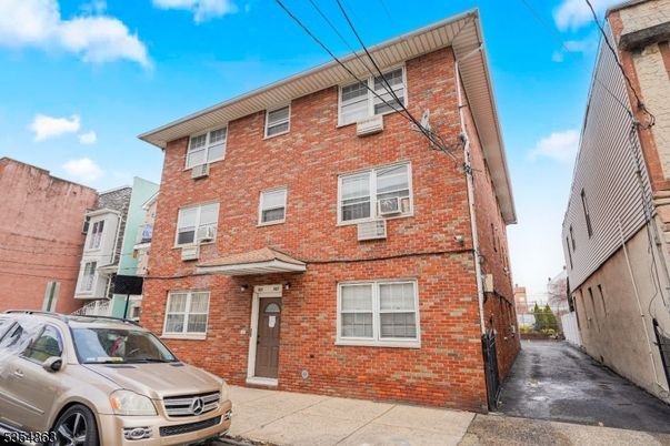 Exterior, Facade, Brick Facade, Rowhouse