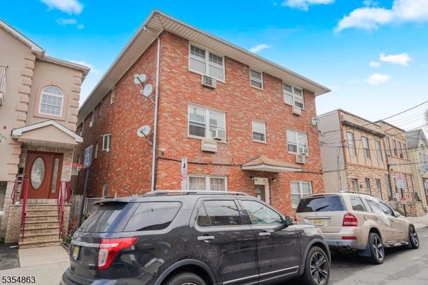 Exterior, Facade, Brick Facade, Rowhouse