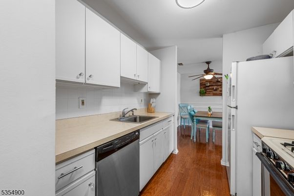 Dining room, Interior, Kitchen, Stainless Steel Appliances, Wood Texture Flooring