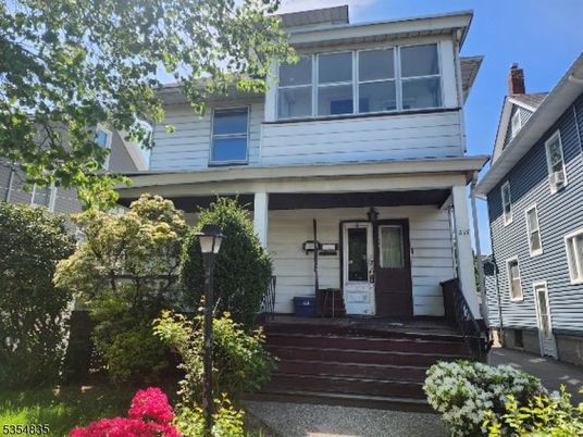 Exterior, Facade, American Foursquare