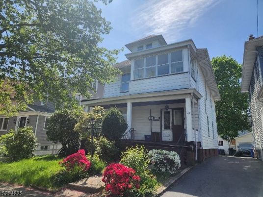 Exterior, Facade, American Foursquare