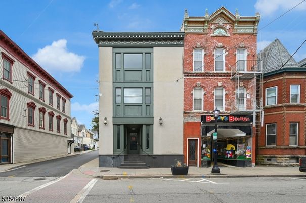 Exterior, Facade, Brick Facade, Rowhouse