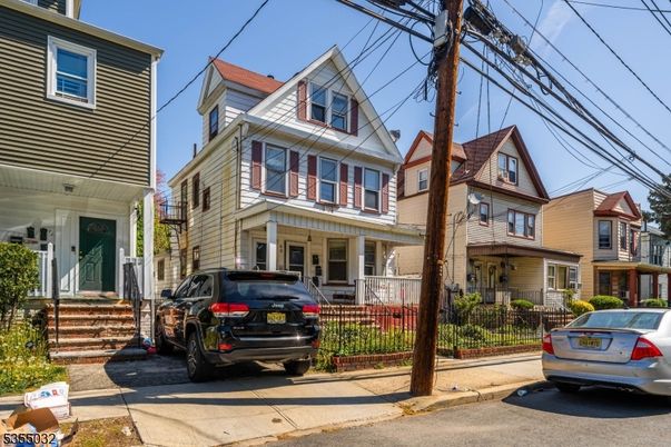 Exterior, Facade, Queen Anne Victorian