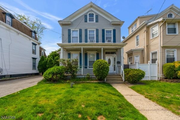 Exterior, Facade, Queen Anne Victorian