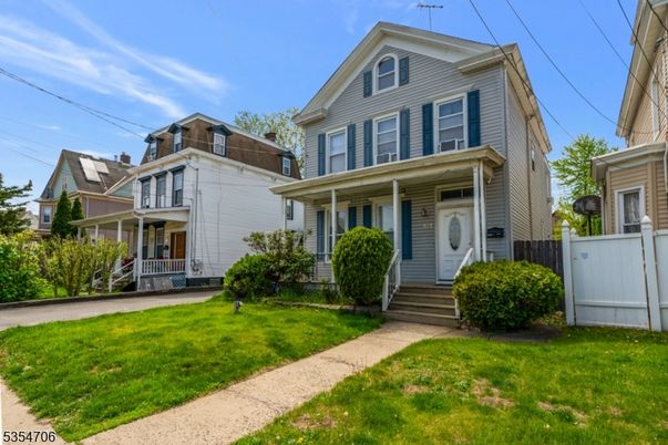 Exterior, Facade, Queen Anne Victorian