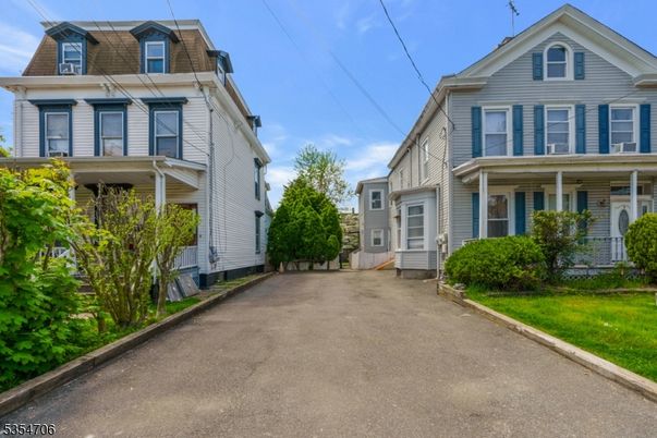 Exterior, Facade, Queen Anne Victorian