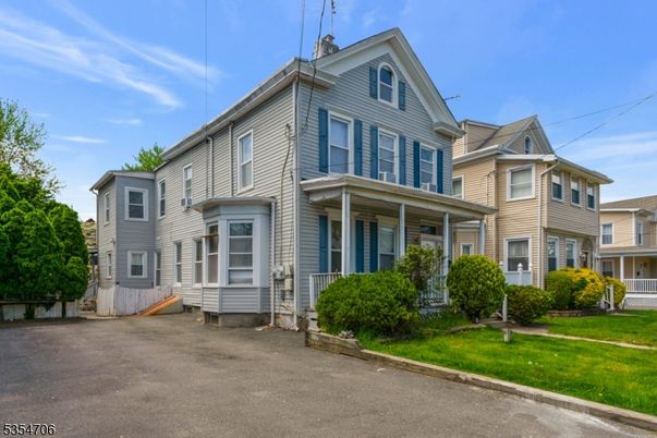Exterior, Facade, Queen Anne Victorian