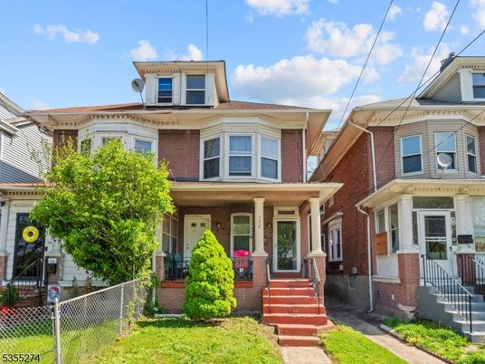 Exterior, Facade, Brick Facade, American Foursquare
