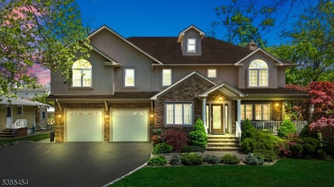 Attached, Exterior, Facade, American Craftsman
