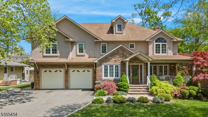 Attached, Exterior, Facade, American Craftsman
