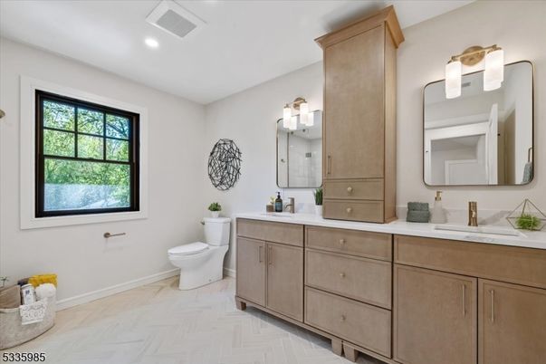 Bathroom, Dual Sink Vanities, Interior, Recessed Lighting