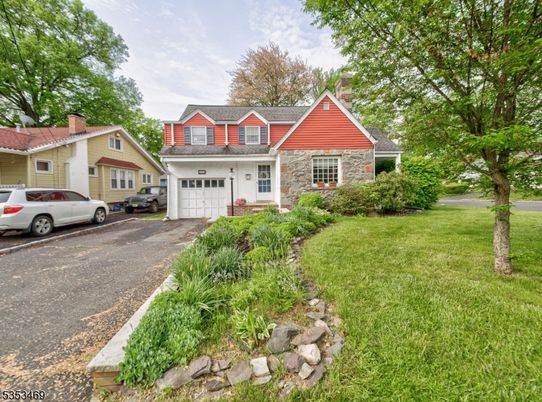 Attached, Exterior, Facade, Cape Cod