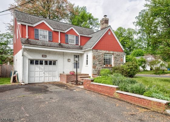 Attached, Exterior, Facade, Cape Cod