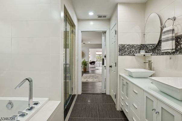 Bathroom, Dual Sink Vanities, Interior, Recessed Lighting