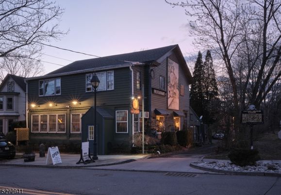 Exterior, Facade, Raised Ranch