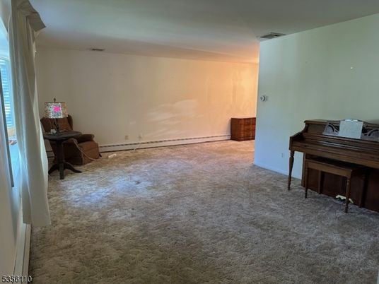 Interior, Piano