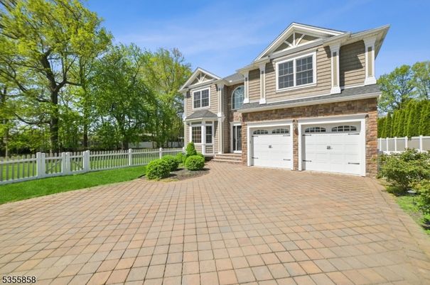 Attached, Exterior, Facade, American Craftsman