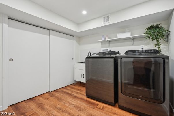 Interior, Recessed Lighting, Washer, Wood Texture Flooring