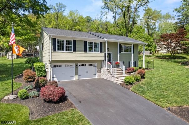 Attached, Exterior, Facade, Raised Ranch