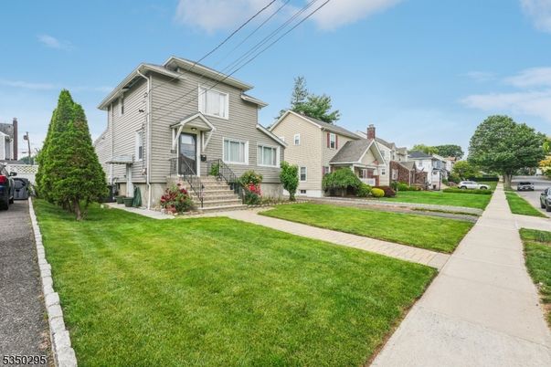 Exterior, Facade, Queen Anne Victorian
