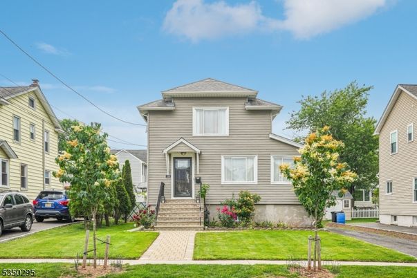 Exterior, Facade, American Foursquare