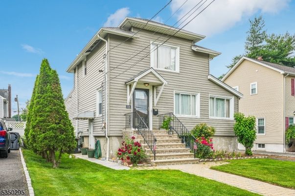 Exterior, Facade, Queen Anne Victorian