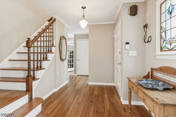 Interior, Pendant Lights, Wood Texture Flooring