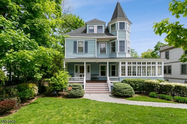 Exterior, Facade, Queen Anne Victorian