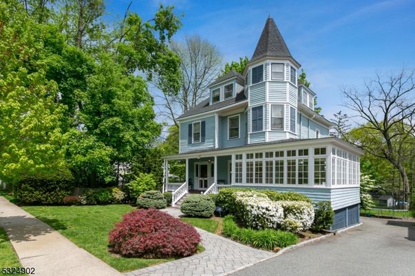 Exterior, Facade, Queen Anne Victorian