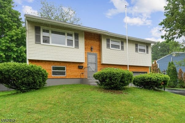 Attached, Exterior, Facade, Brick Facade, Raised Ranch