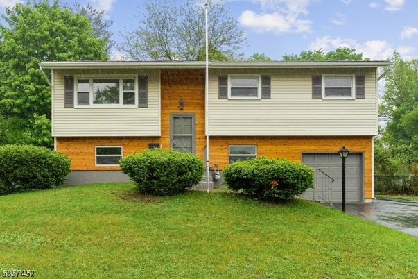 Attached, Exterior, Facade, Brick Facade, Raised Ranch