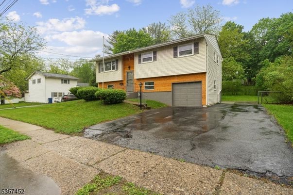 Attached, Exterior, Facade, Brick Facade, Raised Ranch