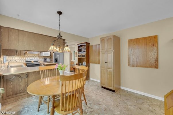 Dining room, Interior, Kitchen, Pendant Lights, Stainless Steel Appliances