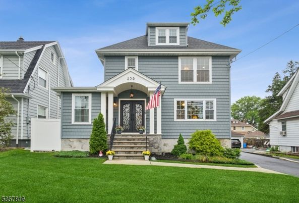 Exterior, Facade, American Foursquare