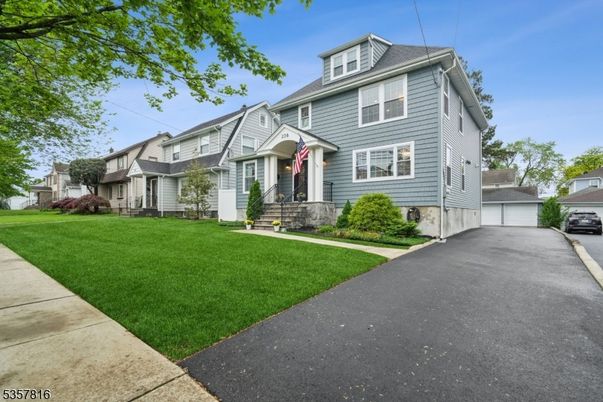 Exterior, Facade, American Foursquare