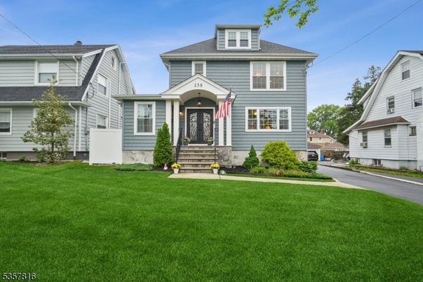 Exterior, Facade, American Foursquare