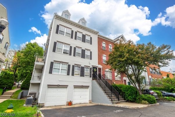 Attached, Exterior, Facade, Rowhouse