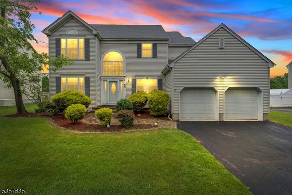 Attached, Exterior, Facade, Brick Traditional