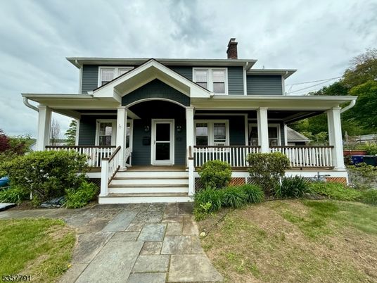 Exterior, Facade, American Foursquare