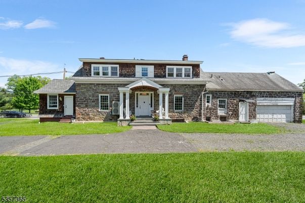 Attached, Exterior, Facade, Brick Facade, Georgian