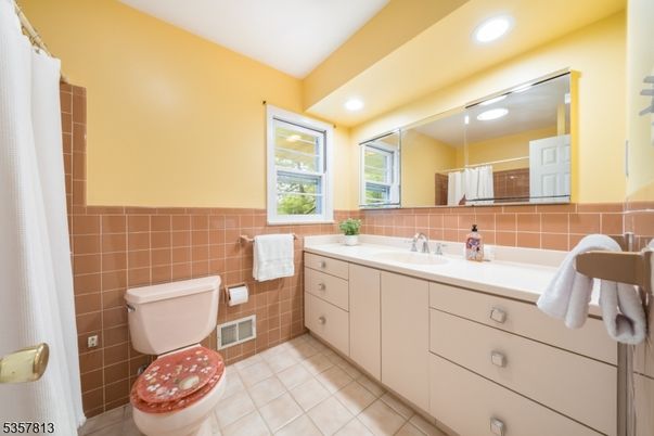 Bathroom, Dual Sink Vanities, Interior, Recessed Lighting