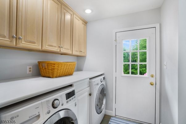 Interior, Recessed Lighting, Washer, Wood Texture Flooring