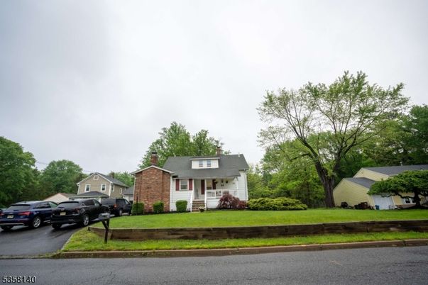 Attached, Exterior, Facade, Cape Cod