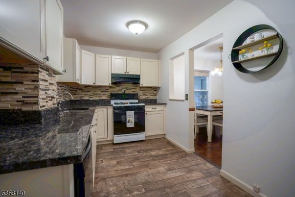 Dining room, Interior, Kitchen, Pendant Lights, Wood Texture Flooring