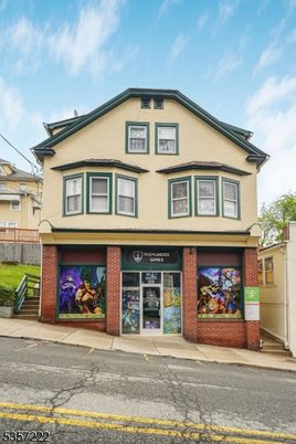 Exterior, Facade, Brick Facade, Queen Anne Victorian