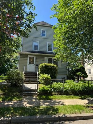 Exterior, Facade, Queen Anne Victorian