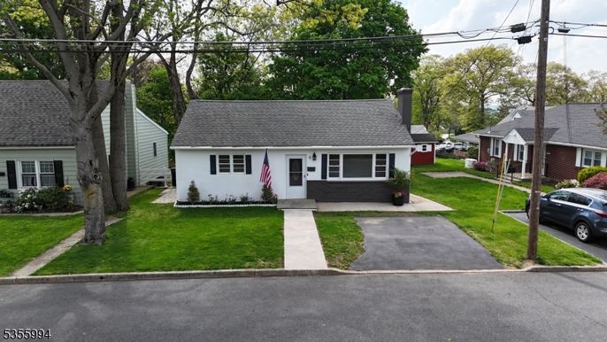 Exterior, Facade, Cape Cod
