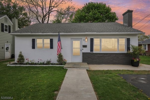 Exterior, Facade, Ranch